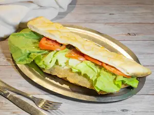 Sandwich milanesa con L T J Q