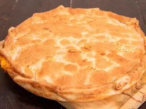 Tarta grande de jamón y queso