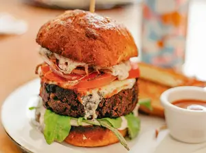 HAMBURGUESA CON PAPAS