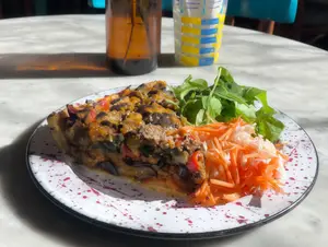 Tarta del día + ensalada