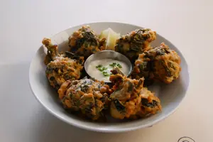 Buñuelos de acelga, alioli de ajo y limón