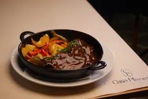 Carne al horno con papas, boniato y vegetales