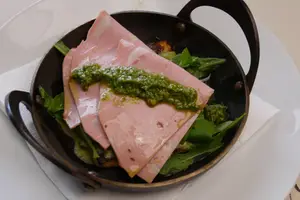 Fainá de ricotta con mortadela y rúcula