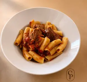Pasta corta con estofado de carne