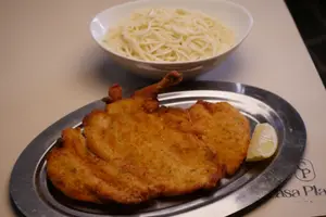 Suprema de pollo con fideos cremosos