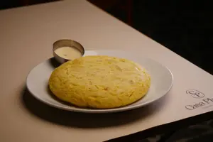 Tortilla de papa y lactonesa de chistorra