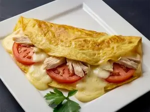 Omelette queso, tomate y pollo