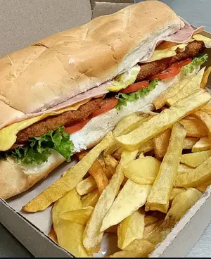 Sándwich De Milanesa De Pollo Completa Con Papas Fritas (Para Compartir)
