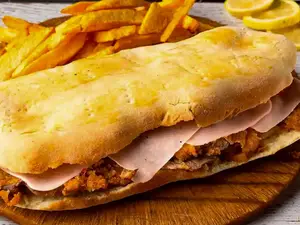 Sandwich De Milanesa De Pollo Con Jamon Y Queso Con Papas Fritas (Para Compartir)