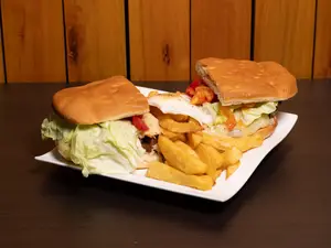 Sándwich De Milanesa De Ternera Completa Con Papas Fritas (Para Compartir)
