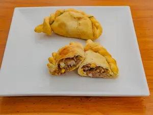Empanada de carne braseada
