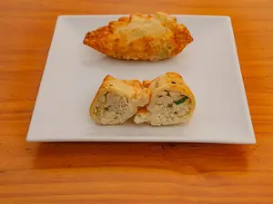 Empanada de pollo y queso azul