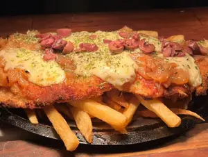 Milanesa de pollo a la fugazeta