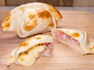 Empanada de jamón y queso