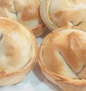 EMPANADA DE JAMON Y QUESO