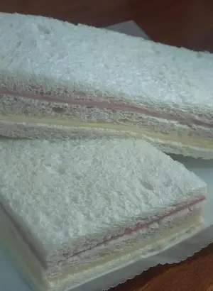 SANDWICH DE MIGA DE JAMON Y QUESO