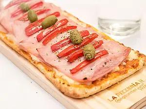 Pizza rectangular jamón morrón