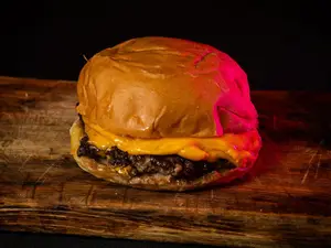 Cheese burger simple con papas