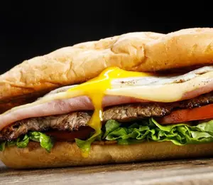 Sandwich chivito uruguayo
