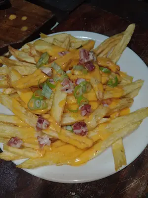 Papas fritas rústicas con cheddar y bacon