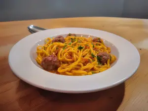 Tallarines con mini albondigas