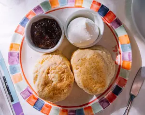 Porción 2 scones dulces con queso y dulce