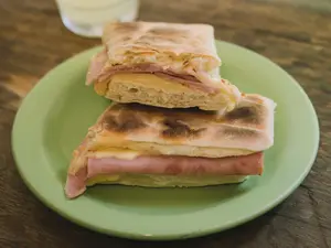 Sandwich clasico de jamon cocido y queso