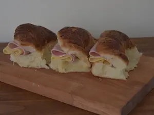 Medialuna de manteca rellena con jamon y queso