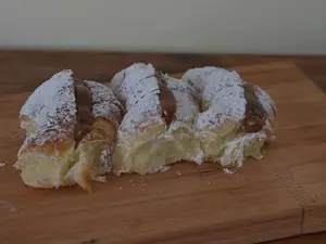 Medialunas de manteca con dulce de leche