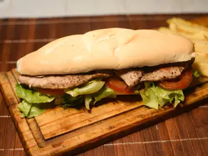 Sang bondiola lechuga y tomate