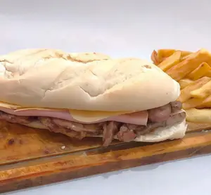 Sanguche de lomo jamón y queso
