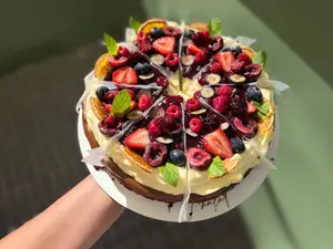 Porción brownie con frutos