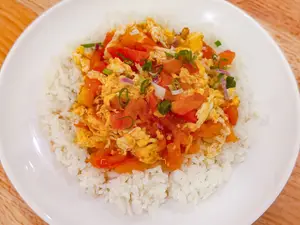 Arroz con tomate y huevo