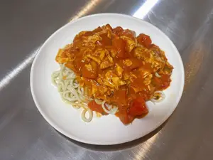 Fideos con huevo y tomate