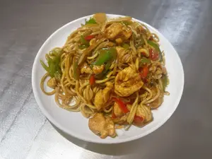 Fideos con pollo salteado