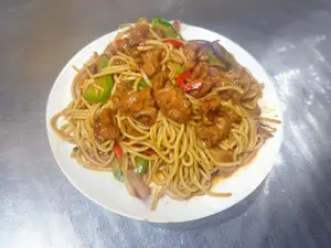 Fideos salteados con carne