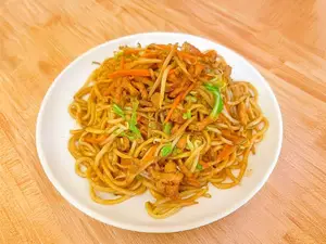Fideos salteados de cerdo