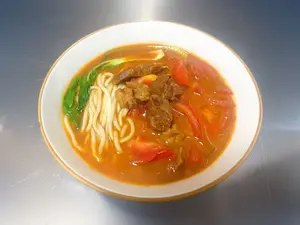 Ramen carne de res y tomate