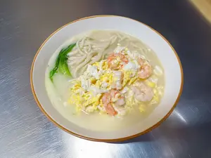 Ramen con camarones y huevo