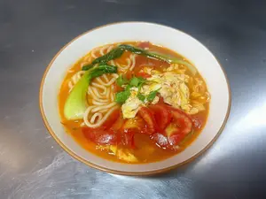 Ramen de huevo con tomate