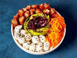 Poke salmón crispy