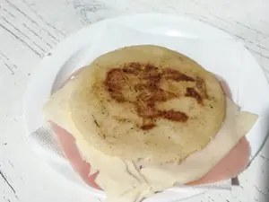 Arepa de jamón y queso