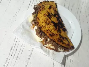 Cachapa con queso y carne