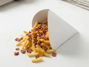 Cono de papas fritas más panceta
