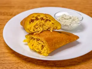 Empanada venezolana con relleno de pollo
