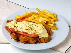 Milanesa d pollo napolitana más papas fritas