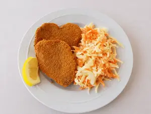 Milanesa de pollo más ensalada cruda