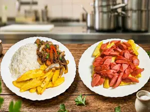 Lomo saltado de carne + salchipapas combo