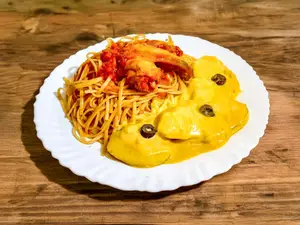 Tallarines rojos con huancaina
