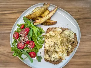 Milanesa con queso y cebolla